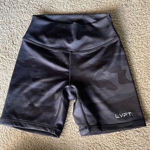LIVE FIT CAMO BIKER SHORTS